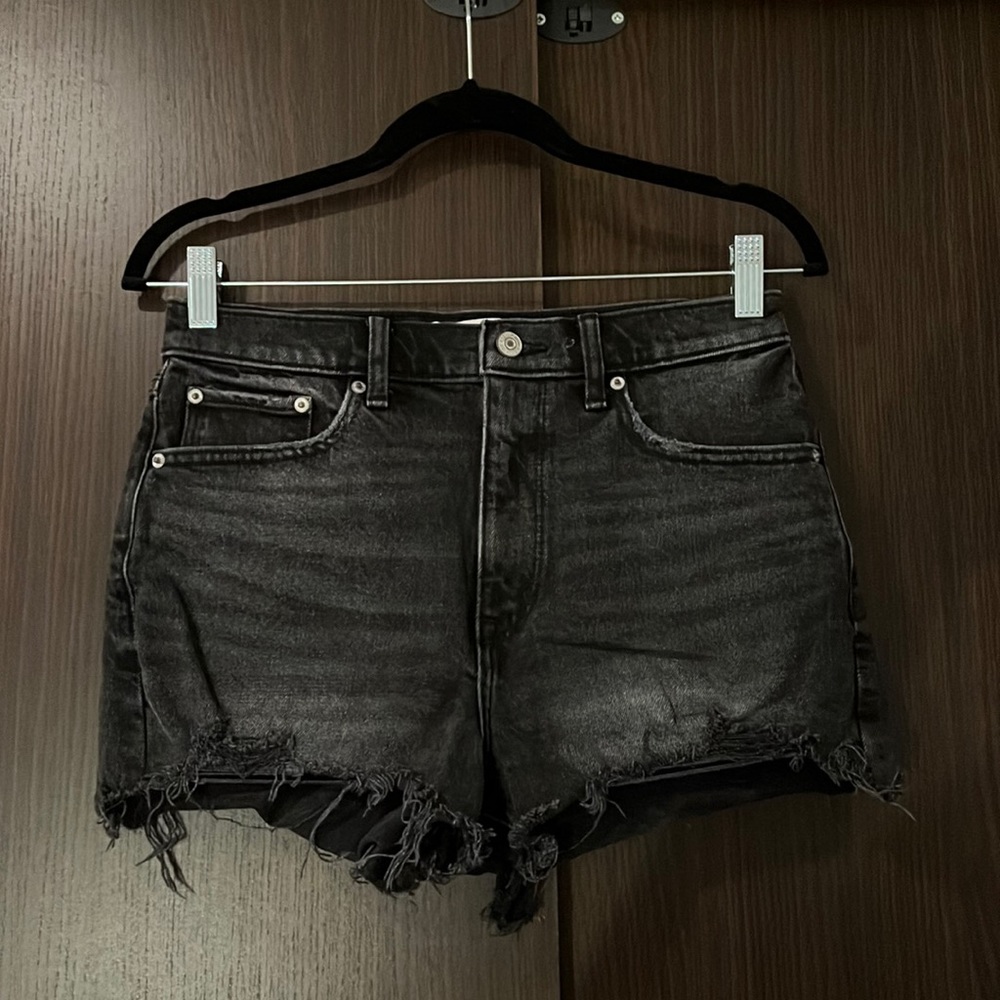 Abercrombie & Fitch- the mom short high rise shorts